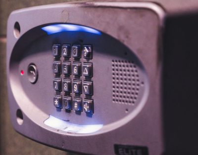 Accès sécurisé aux chambres et à l'auberge